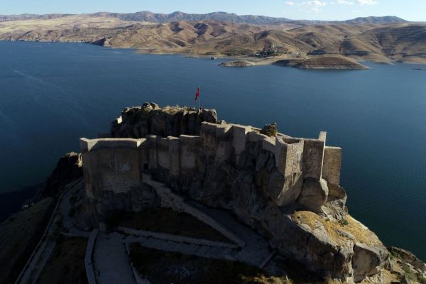 Elazığ'da ada görünümlü kale