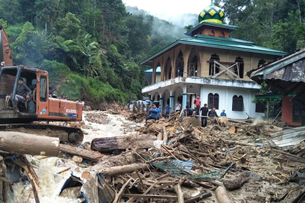 Endonezya'da depremden sonra şiddetli yağışlar: 27 can ölü