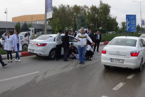 Kırmızı ışıkta geçen sürücü yayaya çarptı