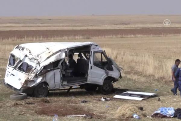 Göçmenleri taşıyan minibüs kaza yaptı