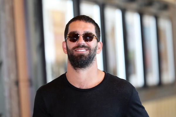 Çöken binanın sakinleri, Arda Turan’dan şikayetçi