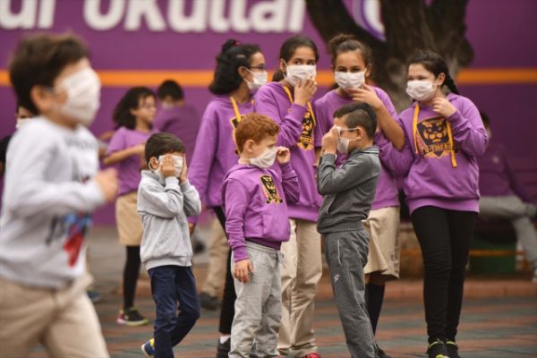 Toz bulutu yüzünden teneffüse maskeyle çıktılar