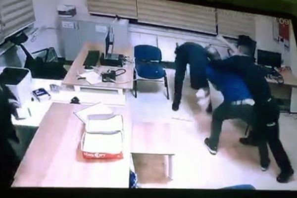 Sivil polis, polis memuruna demir çubukla vurdu