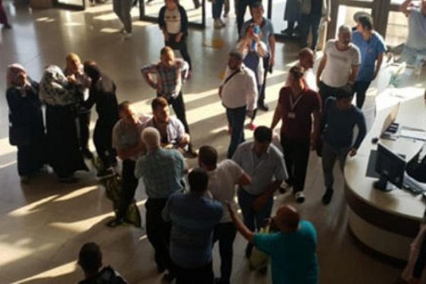 İzmir'de bir Hastanede, hasta yakınları çalışanlara saldırdı