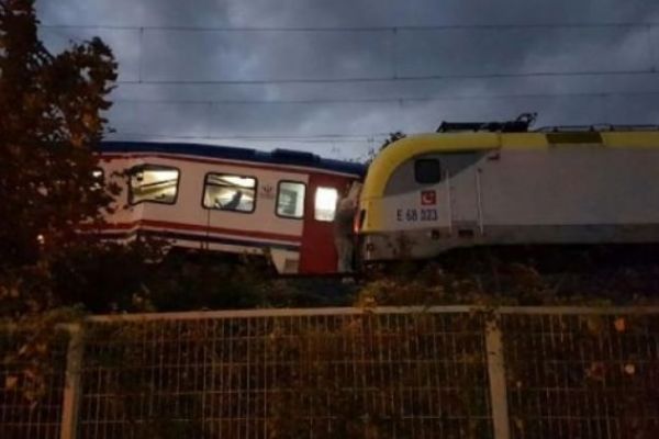 İşte iki trenin kafa kafaya çarpışma anı