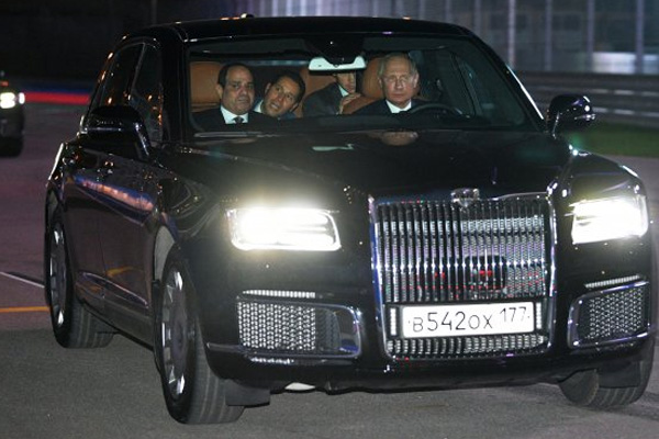 Putin Sisi ile yeni Rus otomobilini test etti