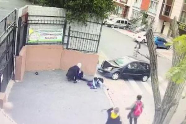 Öğretmen, öğrencilerini ezdi