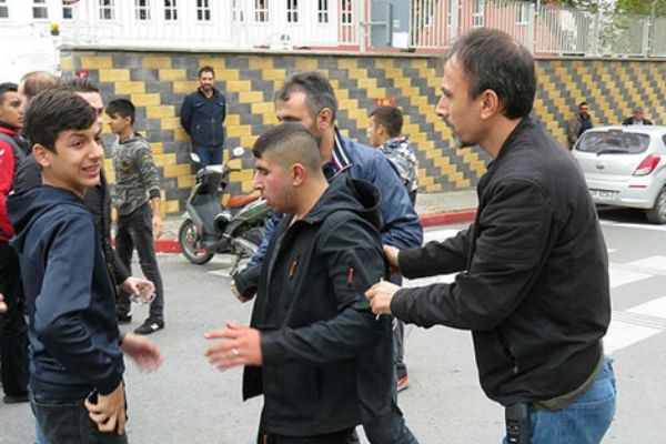 Okul kantininde bıçaklı kavga!