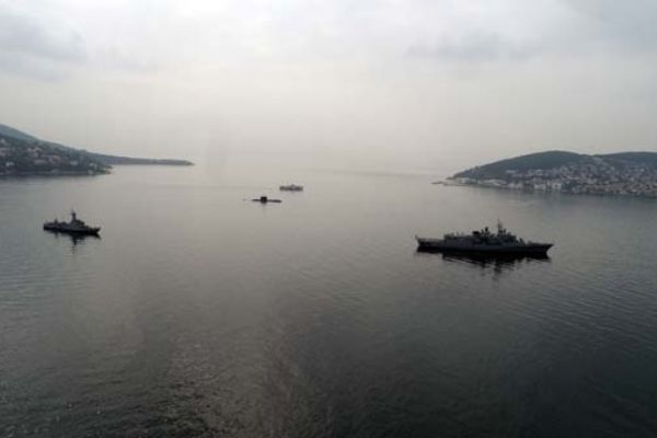 İstanbul Maletepe açıklarında savaş gemileri ve denizaltı görüntülendi