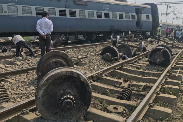 Hindistan'da tren faciası: 100 kişi öldü