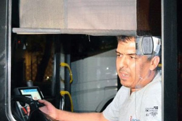 Halk otobüsünde dehşet! Şoförüne levyeyle saldırdılar…