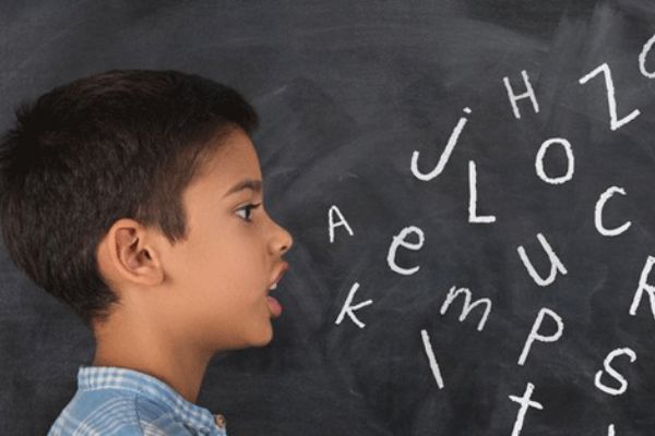 Çocuklar kekemeliğin başladığının 10 belirtisi