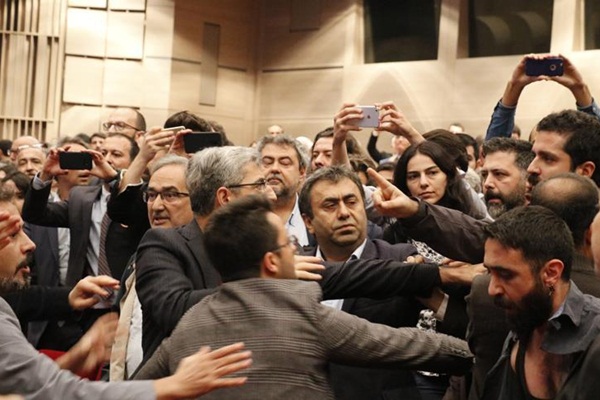 İstanbul Barosu Genel Kurulu'nda arbede yaşandı