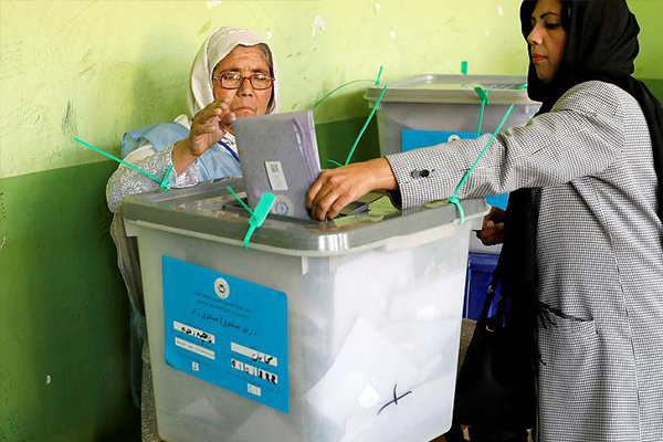 Afganistan saldırıların gölgesinde seçime gitti