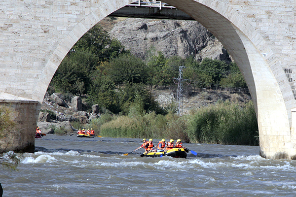 Elazığ'ın tarihi Palu ilçesinde rafting heyecanı yaşanıyor