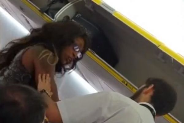 Uçakta ırkçı saldırı