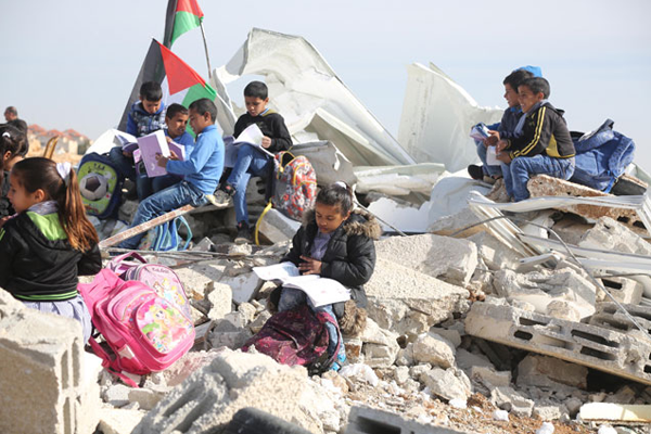 İsrail askerleri Filistin okulunu yıktı!