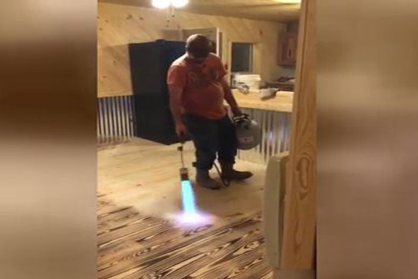 Ateşle döşeme yapan adam, izleyenleri şaşırtıyor