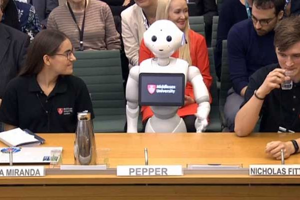 İngiltere'de robot ifade verdi