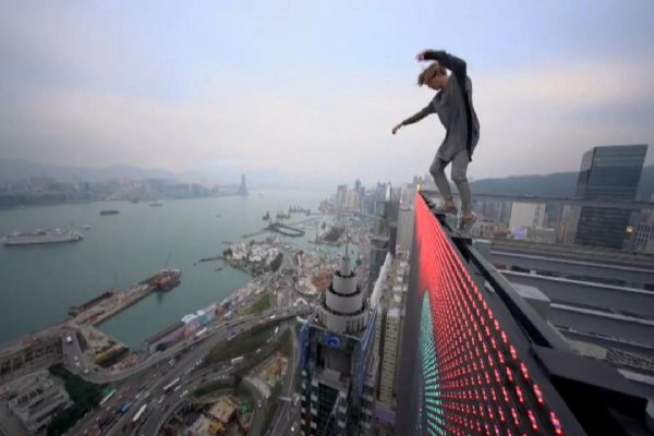 50 metre yükseklikteki binanın tepesinde kaykayla yaptı