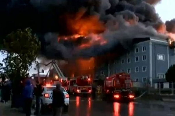 Esenyurt'ta 3 fabrika birden yanıyor