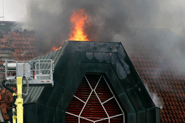 Köln'de 5 katlı apartmanda yangın: 2 ölü