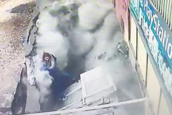 Yer yarıldı iki kadın içine düştü