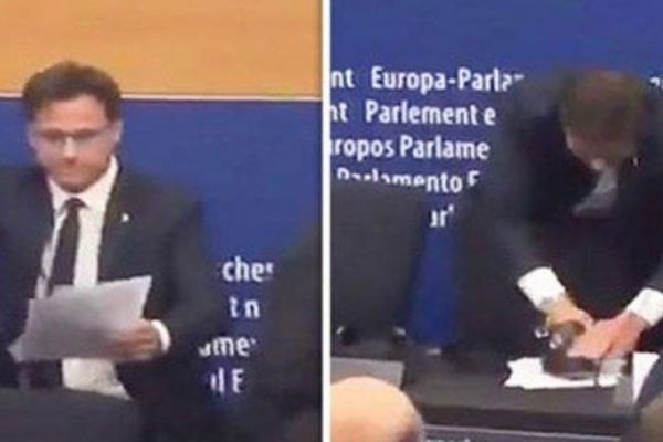 İtalyan Parlamenterden AB'ye ayakkabılı protesto