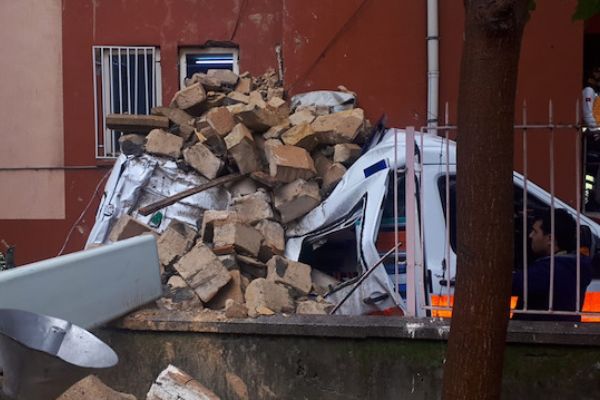 Şiddetli fırtınada minare ambulansın üzerine devrildi