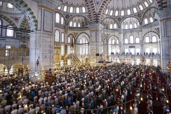 Cuma namazı bugün saat kaçta kılınacak