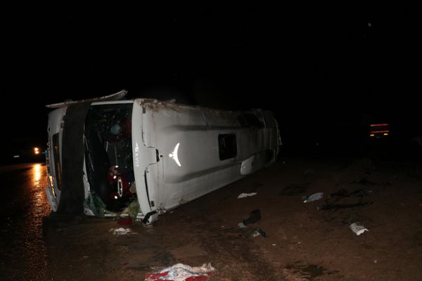 Diyarbakır'da yolcu otobüsü kaza yaptı, 20 yaralı