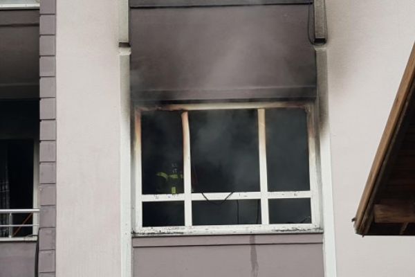 Şarjda bırakılan telefon evi yaktı