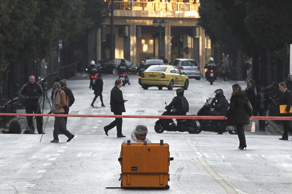 Yunanistan Bakanlık binasında bomba paniği!