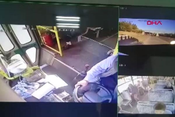 Kocaeli'de özel halk otobüsü Tıra arkadan çarptı