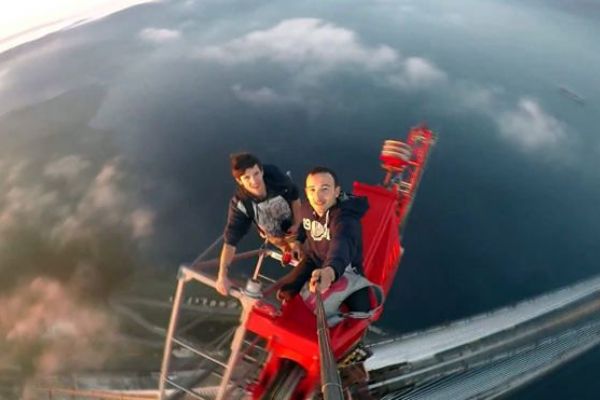 E-5 Karayolun'da seyir halinde olan Tıra tırmanan gençler ölüme davetiye çıkarıyor