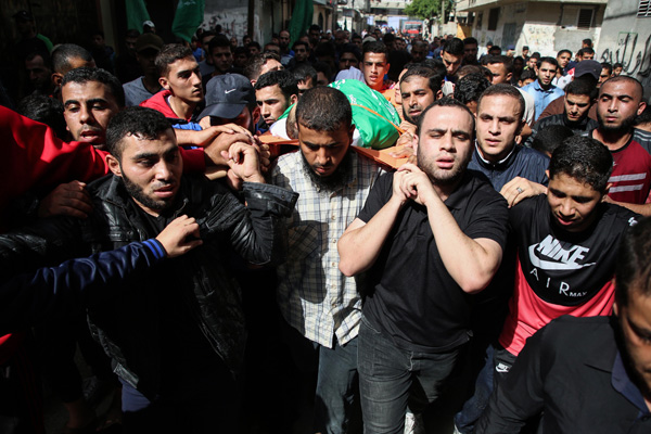 Gazze şehitlerini uğurladı