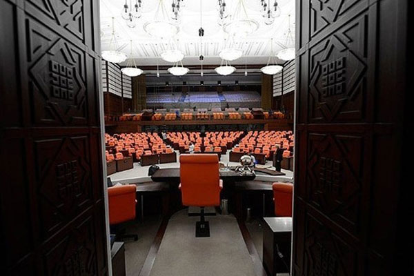 Meclis'te kırmızı yerine turkuaz renge dönüştürülen halıların maliyeti belli oldu: 1 milyon 350 bin lira