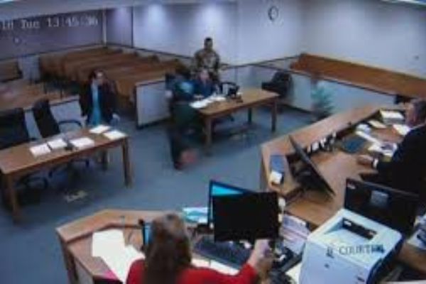 Yargıç cübbesini çıkarıp, mahkemeden kaçan zanlıların peşine düştü