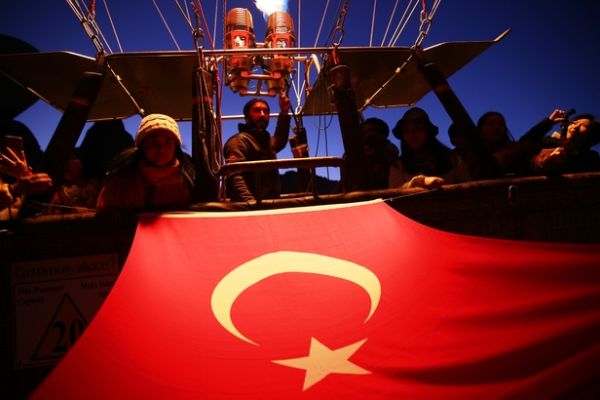 Kapadokya'da balonlar bayraklarla süslendi