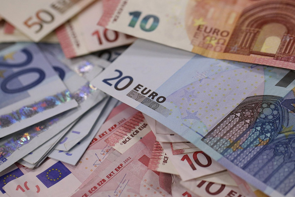 Merkel'in kararı Euro'yu vurdu