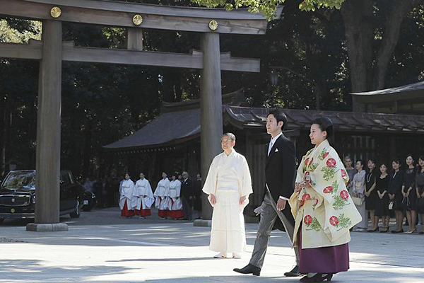 Japon Prenses kraliyet ünvanından vazgeçti ve kargocu nişanlısı ile evlendi