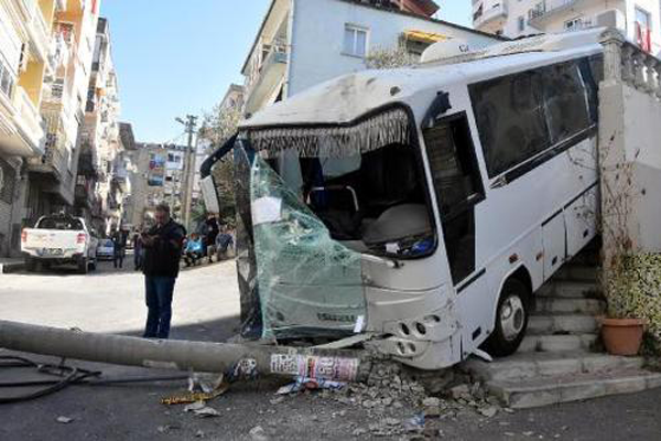 Freni boşalan midibüs dehşet saçtı!