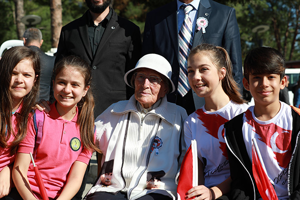 Asırlık çınar Kıymet öğretmen bayramda şiir okudu