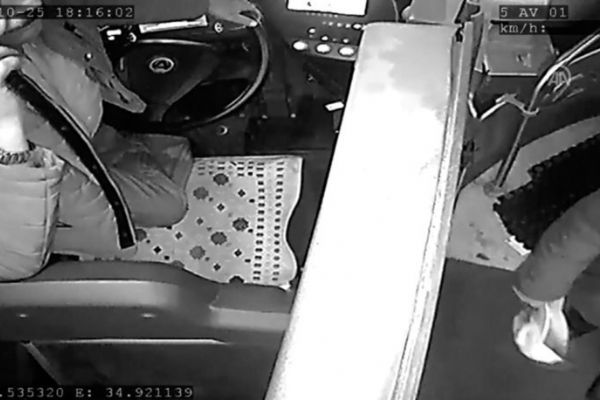 Otobüs şoförüne şemsiyeyle saldırdı