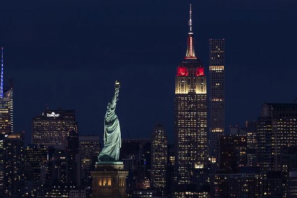 Empire State Türk bayrağının renklerine büründü