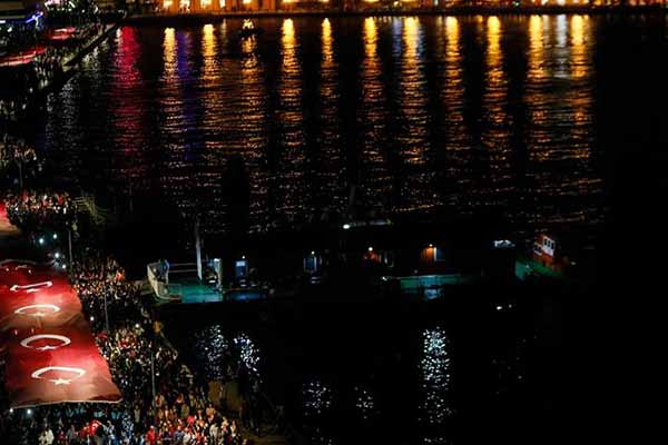 İzmir'de 350 metre uzunluğunda Türk bayrağı açıldı