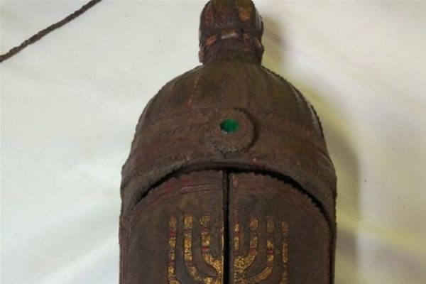 Altın yaldızlı tevrat ele geçirildi