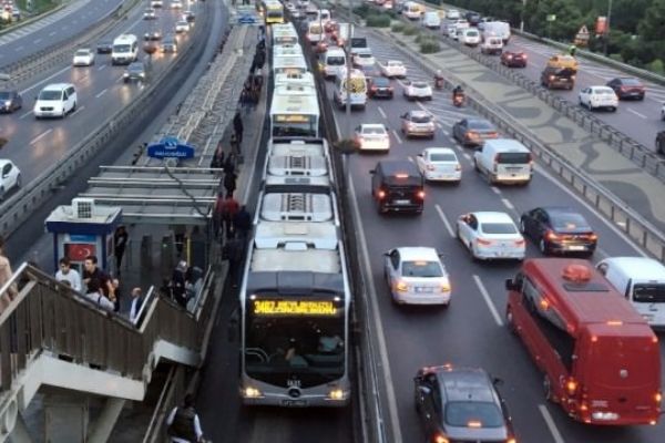 Metrobüs arızası seferleri aksattı