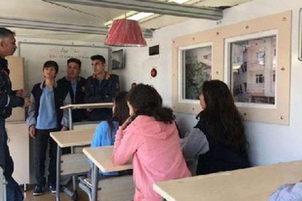 Erzurum’da öğrencilere simülasyon tırında deprem eğitimi