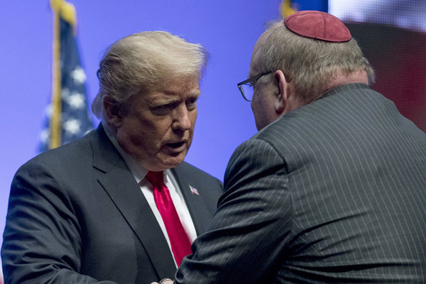 Silahlı saldırı yapılan sinagoga giden Trump, protestolarla karşılandı